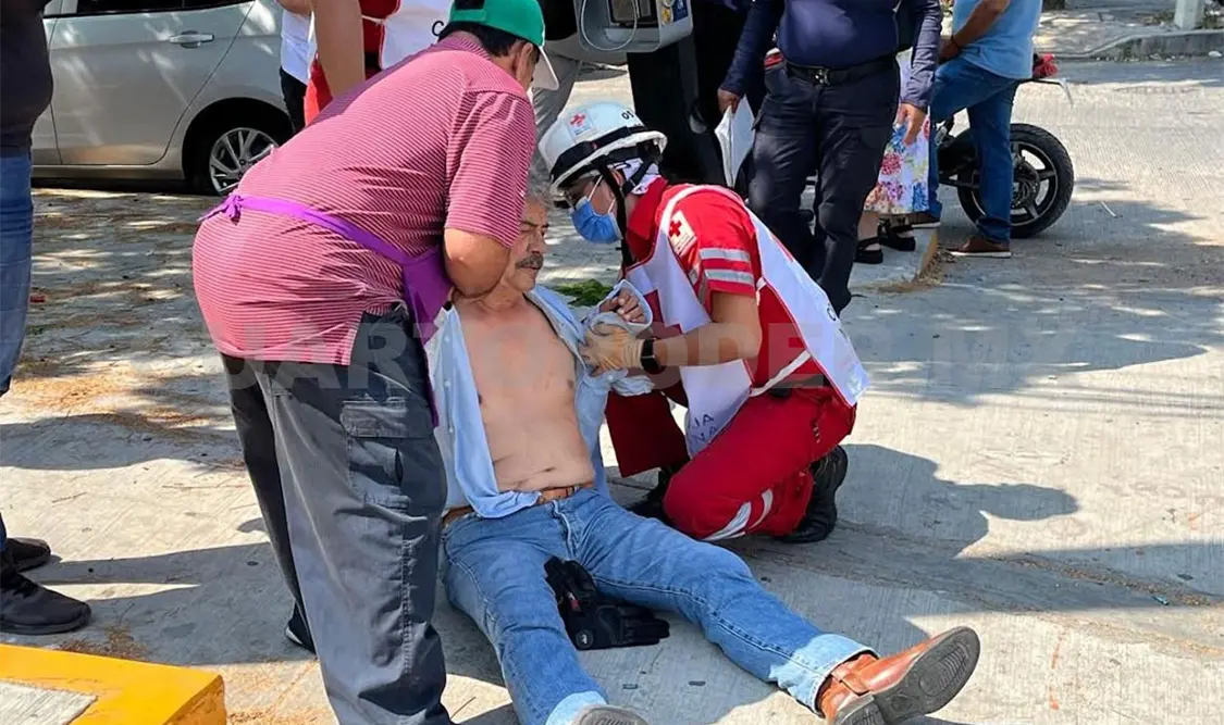 El motorista salió proyectado de su unidad y cayó de manera aparatosa. Ulises Villalobos / CP