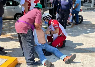 Lo avientan de motocicleta al impactarlo Lo avientan de motocicleta al impactarlo