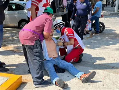 Lo avientan de motocicleta al impactarlo 