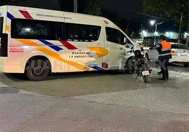 Ebrio motociclista choca en colectivo Ebrio motociclista choca en colectivo