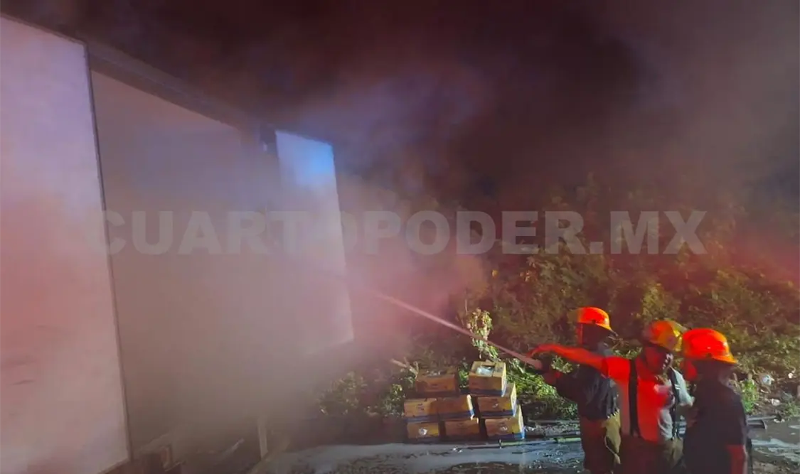 Los bomberos llegaron para atender la emergencia en la carretera. Víctor Sánchez / CP