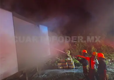 Se incendia caja de tráiler en la vía Se incendia caja de tráiler en la vía