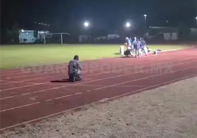 Deportistas reparan pista de atletismo Deportistas reparan pista de atletismo