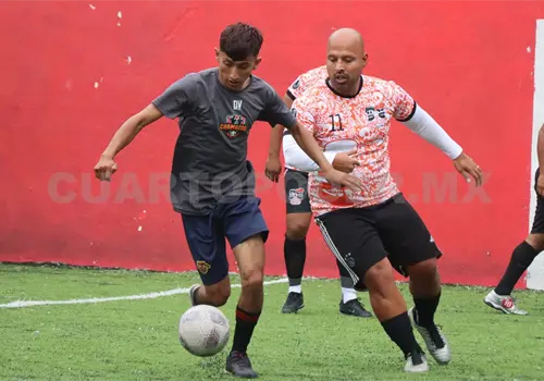 Cayuco y Leyendas FC toman ventaja