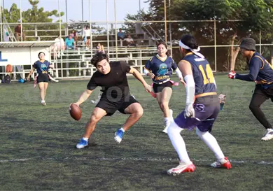 Mustangs dominan emparrillado de la Uniflag Mustangs dominan emparrillado de la Uniflag