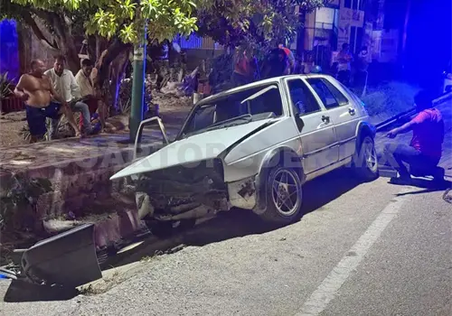 Vehículo se sale del camino y acaba en canal de agua