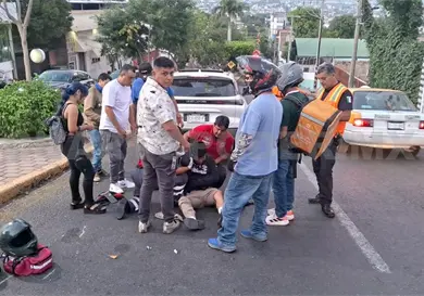 Colisión múltiple deja a un motorista lesionado Colisión múltiple deja a un motorista lesionado