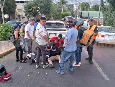 Colisión múltiple deja a un motorista lesionado