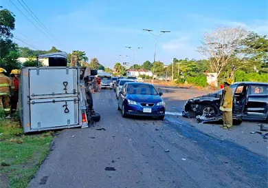 Aparatoso choque provoca una volcadura Aparatoso choque provoca una volcadura