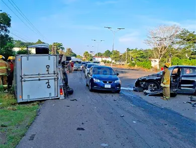 Aparatoso choque provoca una volcadura