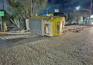 Ebrio se estampa en combi de hot dogs y la vuelca Ebrio se estampa en combi de hot dogs y la vuelca