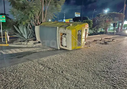 Ebrio se estampa en combi de hot dogs y la vuelca