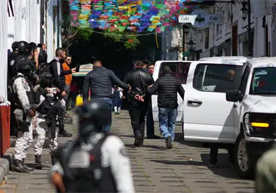 FGE detiene a 7 escoltas de Manzo