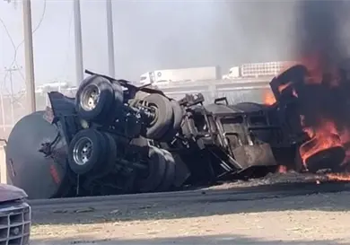 Explota pipa de combustible al ser impactada por tren