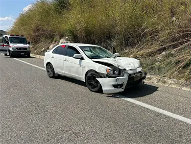 Al dar vuelta en "U" lo embisten y cae inerte