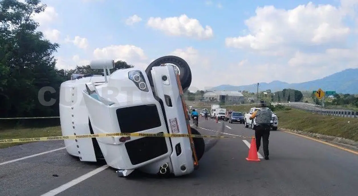 Acaba recostado tráiler en Curva del Diablo