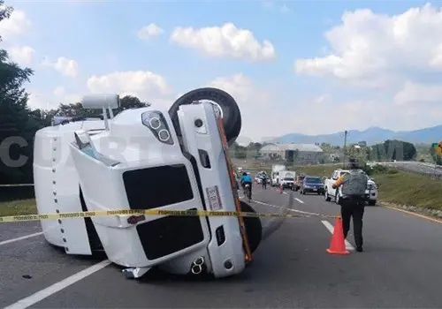 Acaba recostado tráiler en Curva del Diablo