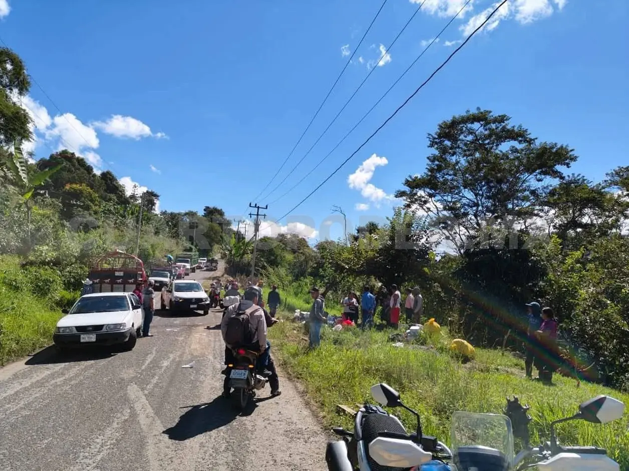 Aparatosa volcadura salda con decena de heridos