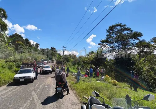 Aparatosa volcadura salda con decena de heridos