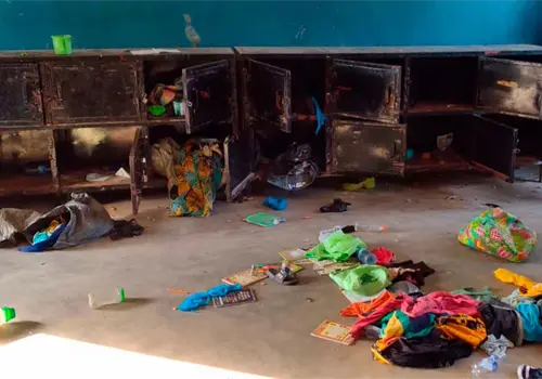 Hombres armados raptan a trecientos alumnos y docentes