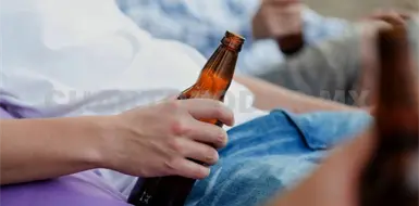 Ocho de cada 10 universitarios consume alcohol