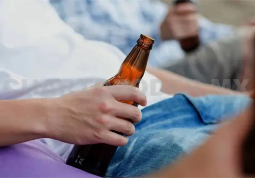 Ocho de cada 10 universitarios consume alcohol