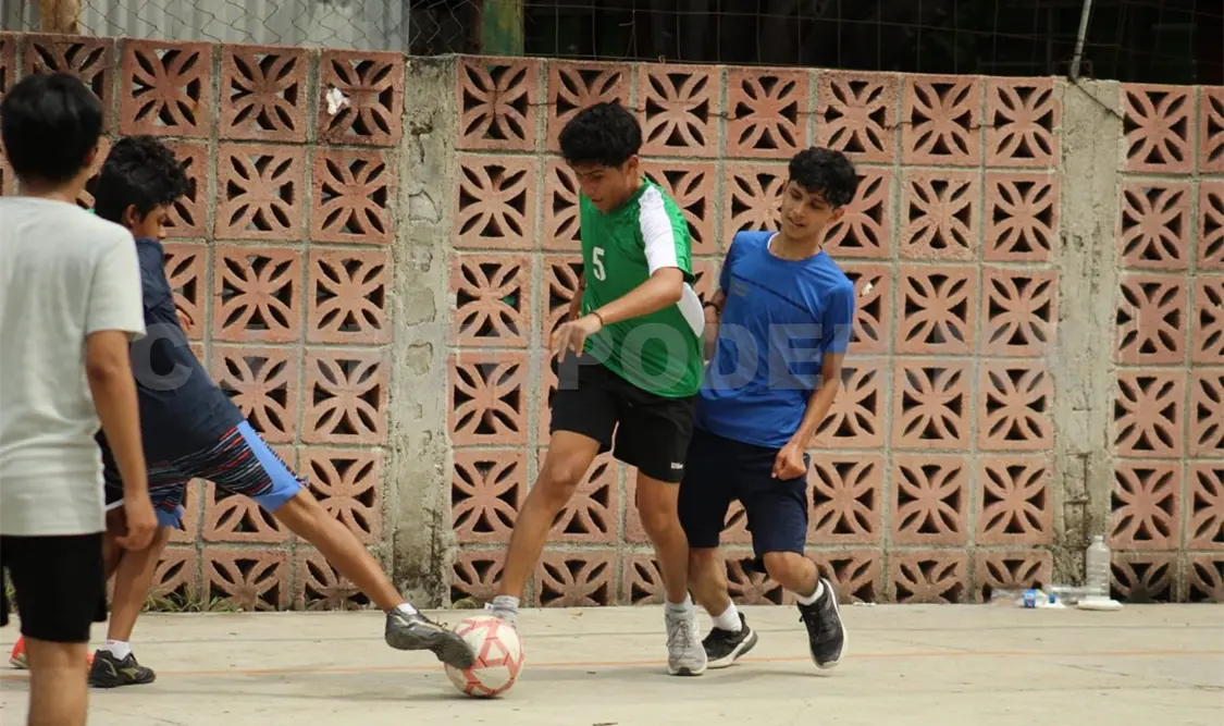 La ronda de cuartos de final dejó marcadores cerrados y duelos intensos en cada cancha. Alan Pola/CP