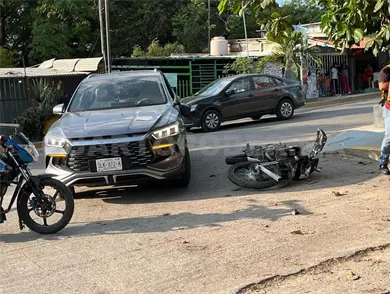 Maniobra de BYD provoca que motorista se estrelle Maniobra de BYD provoca que motorista se estrelle