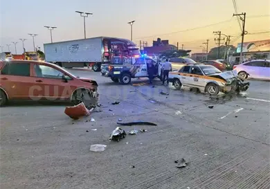 Espectacular carambola solo deja daños materiales Espectacular carambola solo deja daños materiales