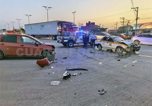 Espectacular carambola solo deja daños materiales