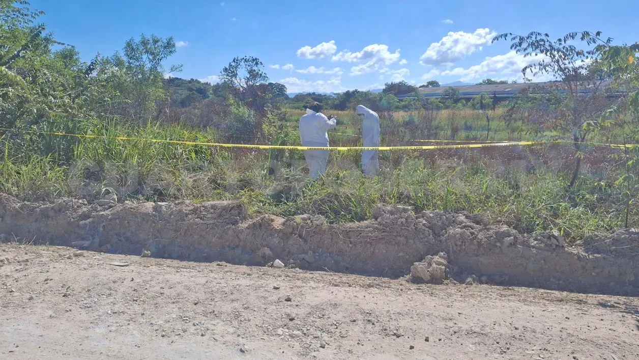 Descubren cadáver fétido en camino rural