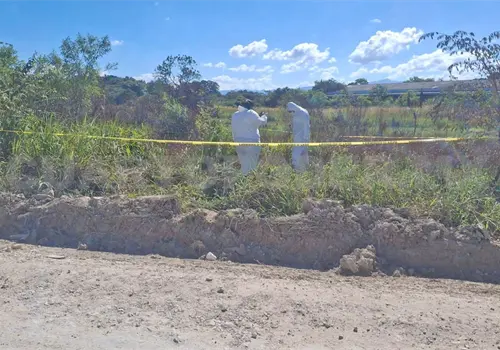 Descubren cadáver fétido en camino rural