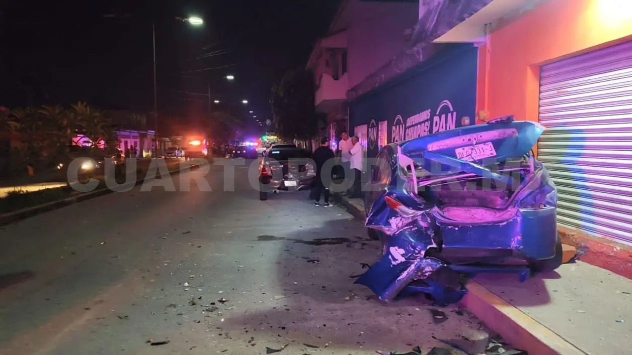 Se estampa veloz Versa en dos carros estacionados