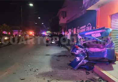 Se estampa veloz Versa en dos carros estacionados Se estampa veloz Versa en dos carros estacionados