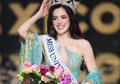 Fátima resiente peso de la corona