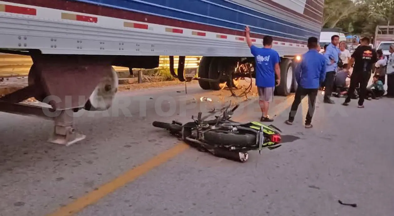 Los aplasta un tráiler al derrapar en moto