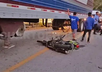 Los aplasta un tráiler al derrapar en moto Los aplasta un tráiler al derrapar en moto