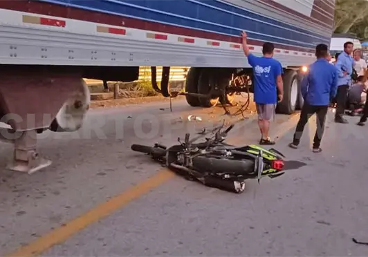 Los aplasta un tráiler al derrapar en moto Los aplasta un tráiler al derrapar en moto