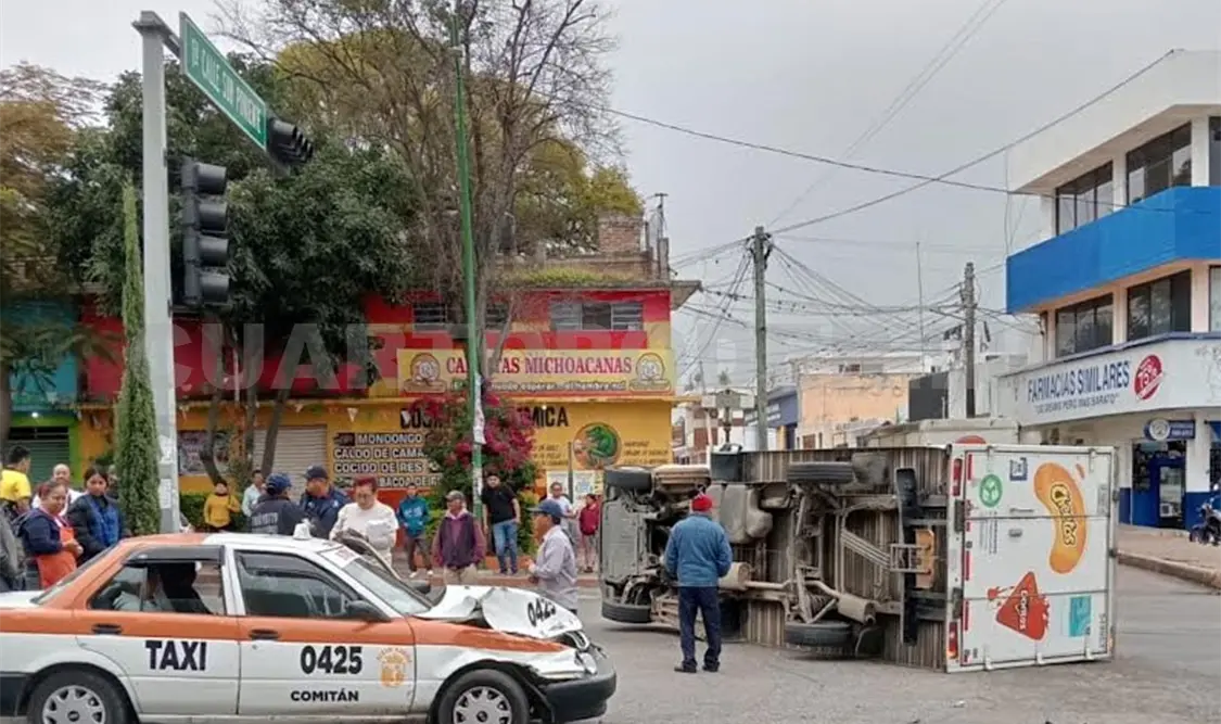 El impacto fue tan fuerte que la camioneta con todo y frituras acabó de costado. Juan Orel / CP