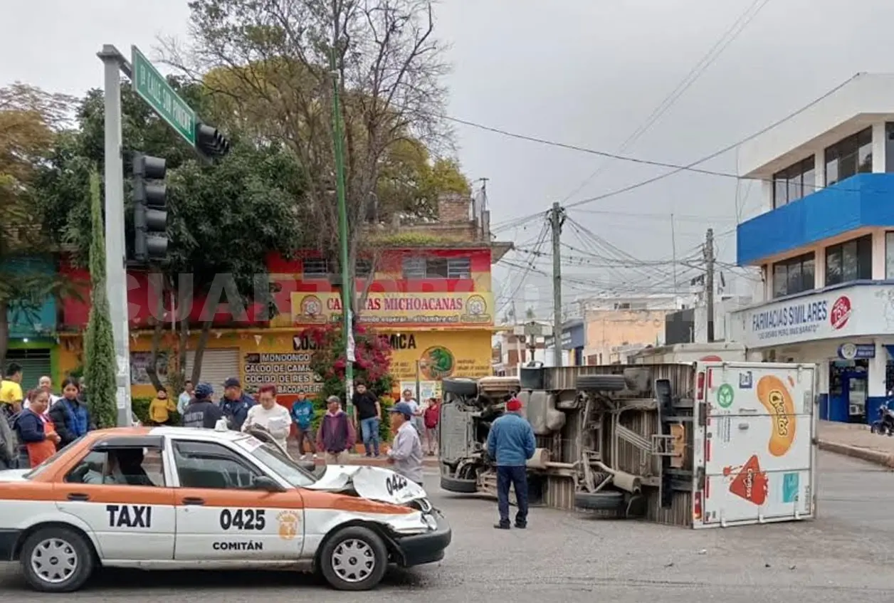 Acaba volcada vagoneta tras impacto de taxi