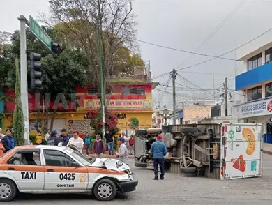 Acaba volcada vagoneta tras impacto de taxi