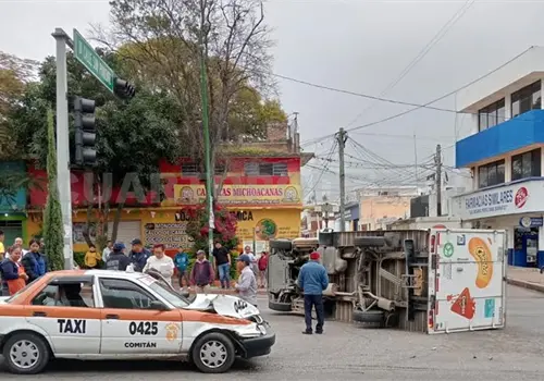 Acaba volcada vagoneta tras impacto de taxi