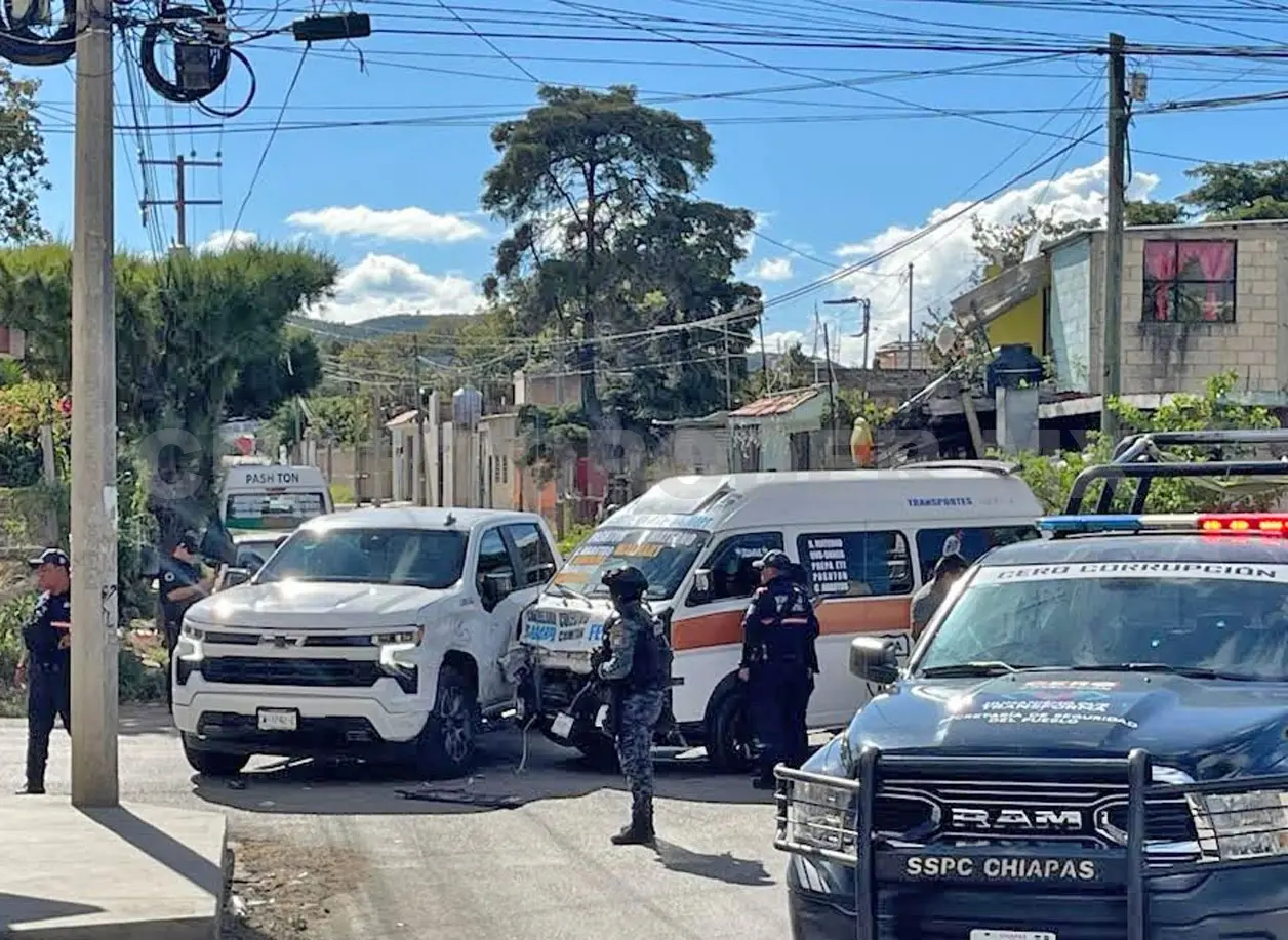 Choca camioneta de la alcaldesa contra colectivo