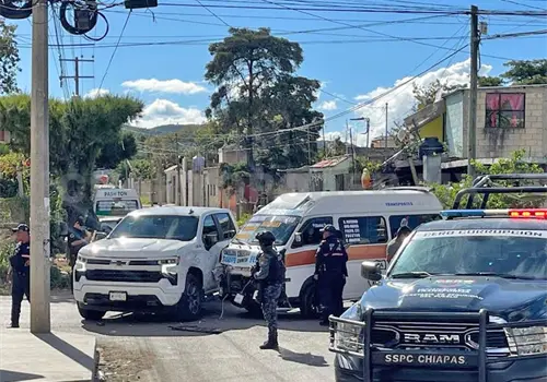 Choca camioneta de la alcaldesa contra colectivo