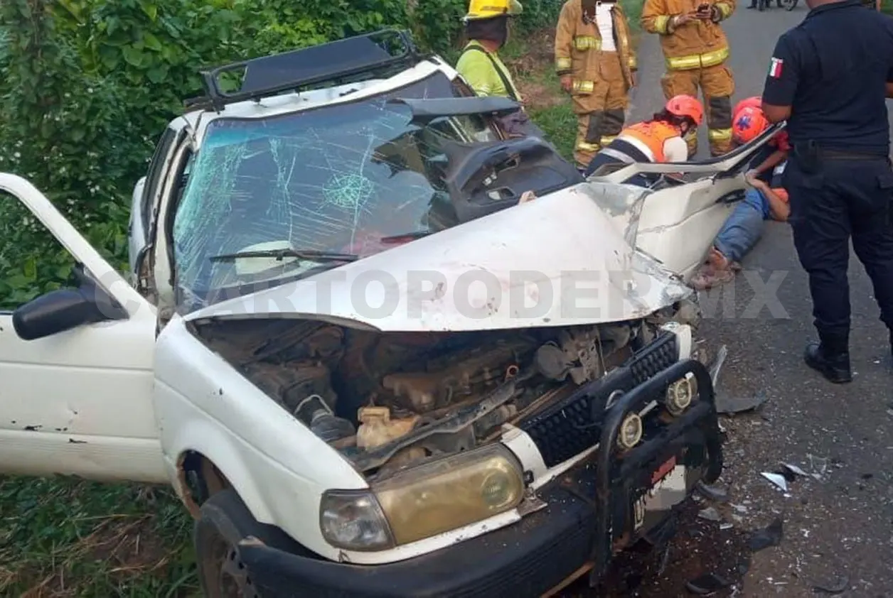 Queda atrapado en vehículo chocado