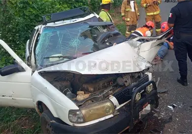 Queda atrapado en vehículo chocado Queda atrapado en vehículo chocado