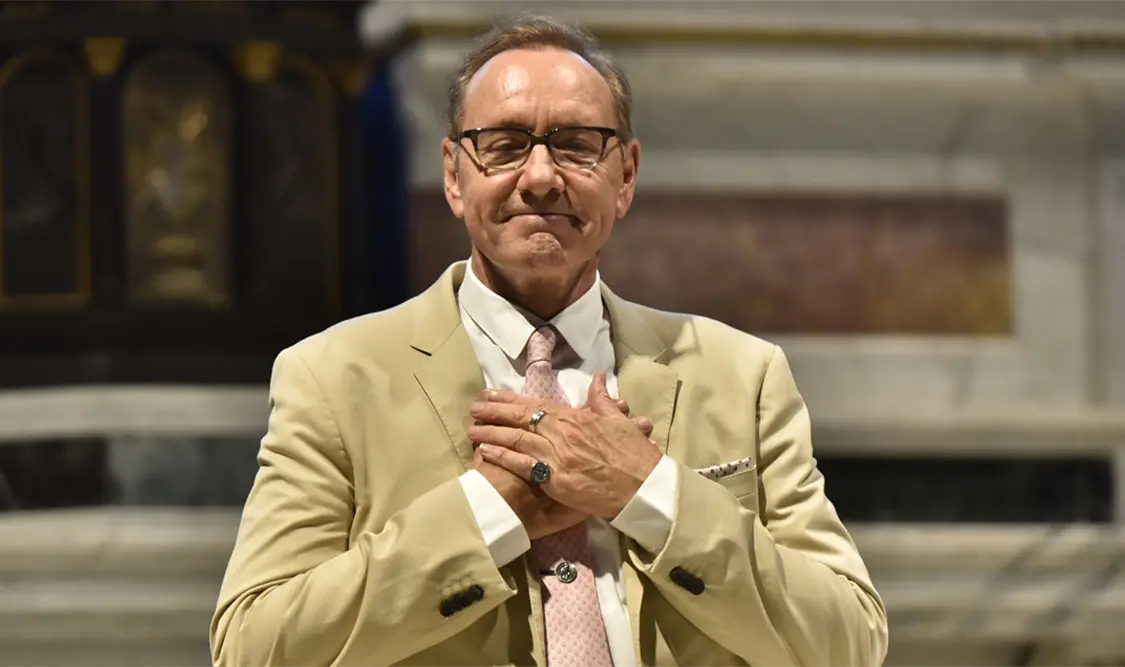 Kevin Spacey dice que sí tiene hogar