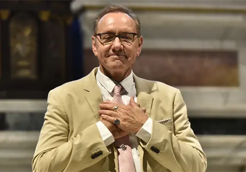 Kevin Spacey dice que sí tiene hogar