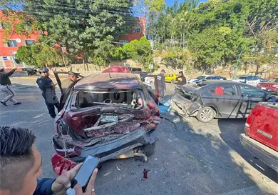 Carambolazo salda con seis lesionados Carambolazo salda con seis lesionados