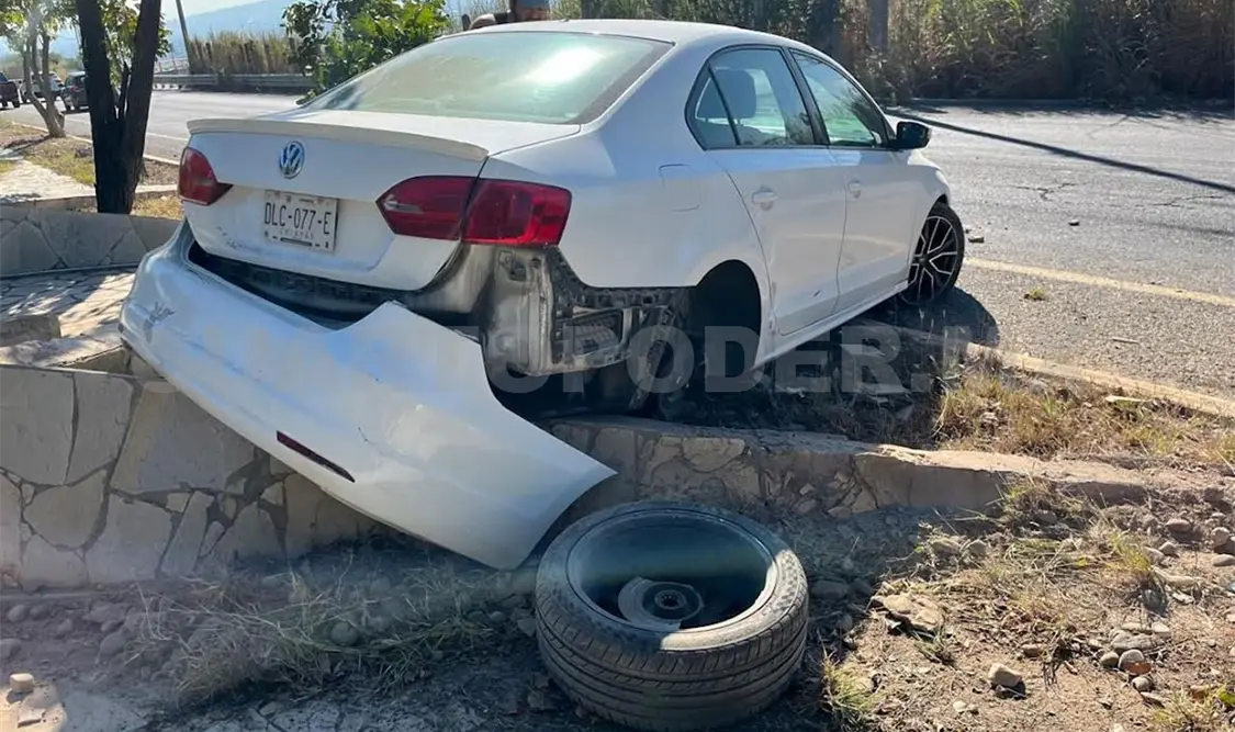 Severos daños se aprecian en la carrocería del Jetta. Ulises Villalobos / CP